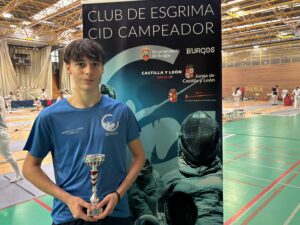 Esgrima Cid Campeador solicita fotos para reportaje; asunto del correo indica resultados del17/18